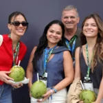 bruna-marquezine-posa-com-a-familia-em-interlagos-1762715572941_v2_900x506.jpg.webp