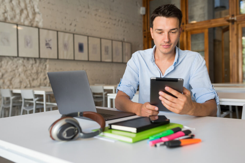 Jovem-lendo-livros-online.jpg